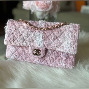 ❌SOLD❌ 🩷🤍Chanel 22C Pink Tweed Medium Classic Flap🩷🤍